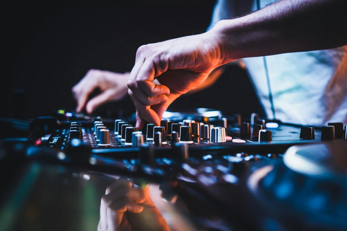Quantifying narrative structure in DJ sets